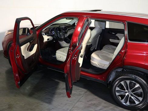 Used 2020 Toyota Highlander XLE image 5