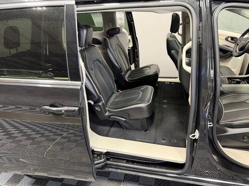 Used 2024 Chrysler Pacifica Limited image 18