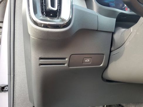 Used 2026 Volvo XC40 B5 Plus AWD/4WD image 28