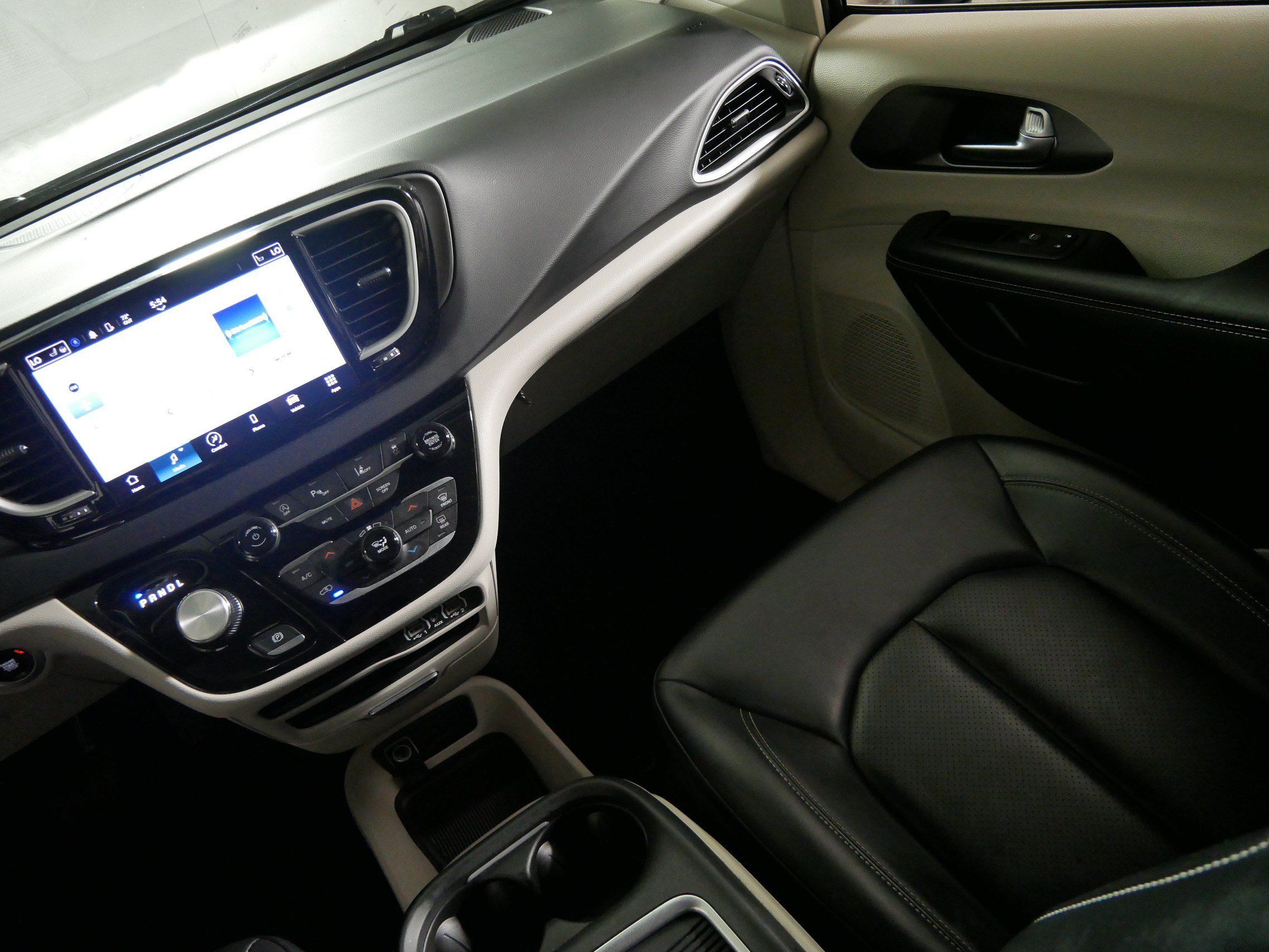 Used 2023 Chrysler Pacifica Touring-L FWD image 11