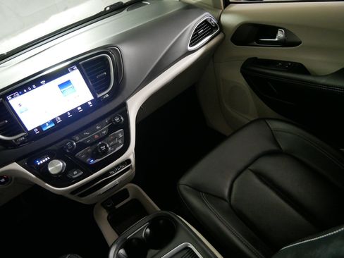 Used 2023 Chrysler Pacifica Touring-L FWD image 11