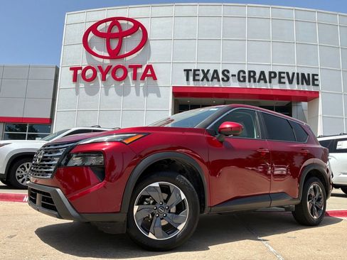 Used 2025 Nissan Rogue SV FWD image 2