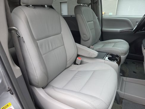 Used 2017 Toyota Sienna XLE image 21