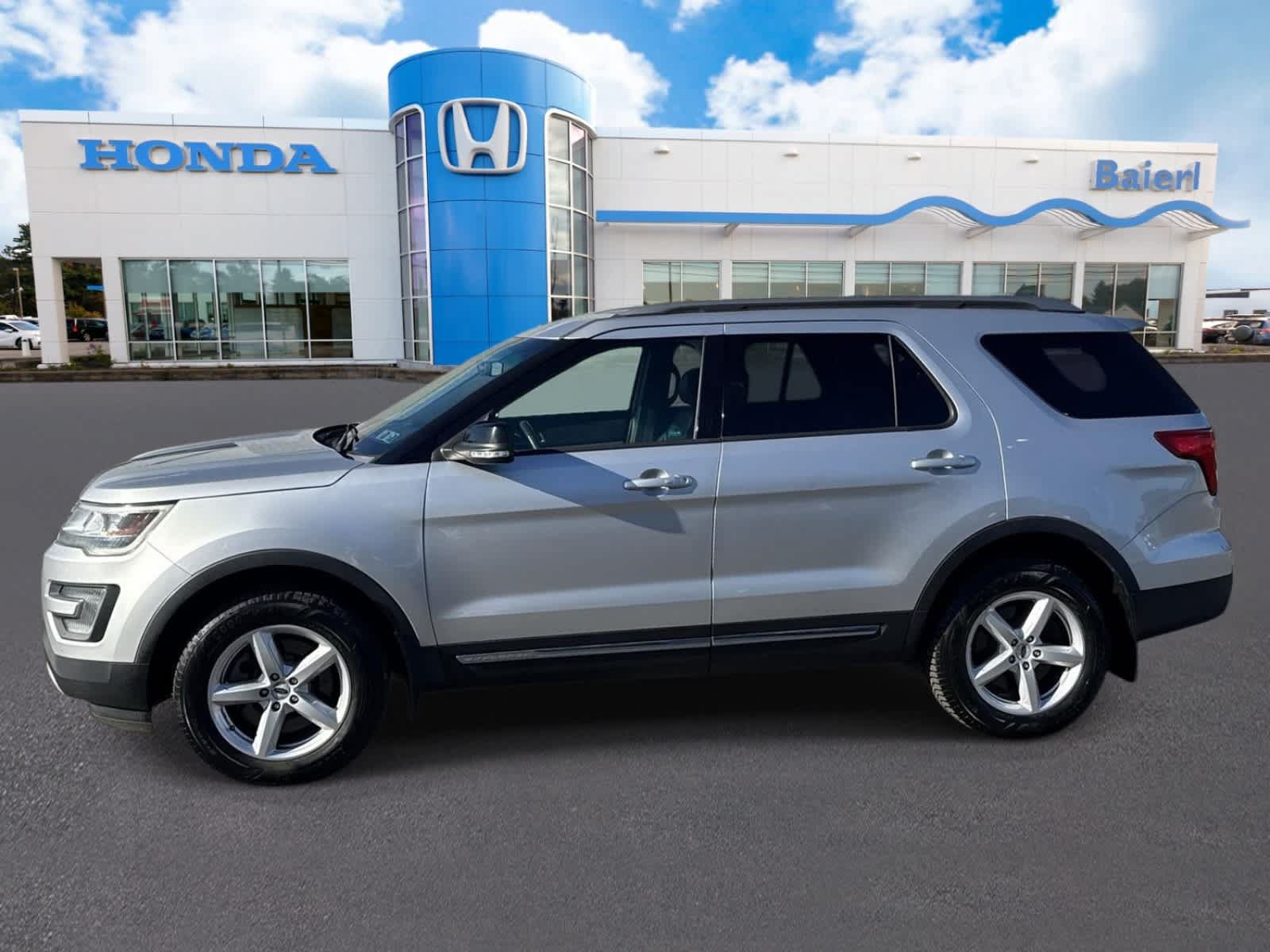 Used 2017 Ford Explorer XLT w/ Equipment Group 202A AWD/4WD image 2