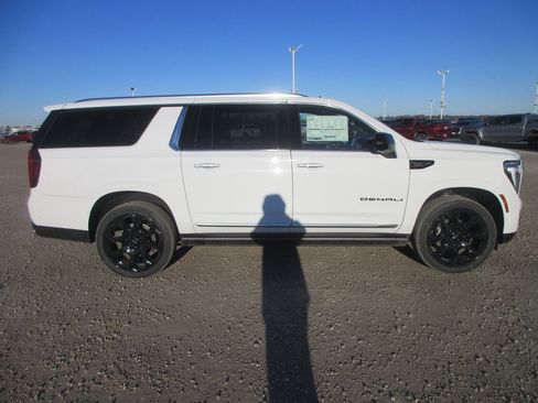 New 2026 GMC Yukon XL Denali w/ Denali Reserve Package image 3