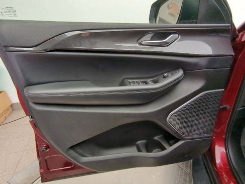 Used 2022 Jeep Grand Cherokee Laredo w/ Luxury Tech Group I image 24