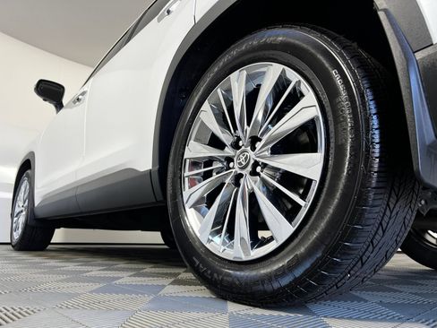 Certified 2025 Toyota Grand Highlander AWD image 32