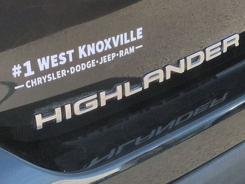 Used 2021 Toyota Highlander LE FWD image 12
