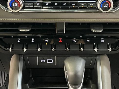 Used 2025 Chevrolet Colorado ZR2 w/ Technology Package AWD/4WD image 21