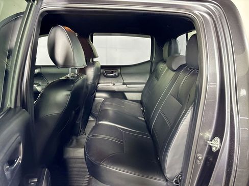 Used 2017 Toyota Tacoma TRD Off-Road w/ Tow Package (A/T) image 19