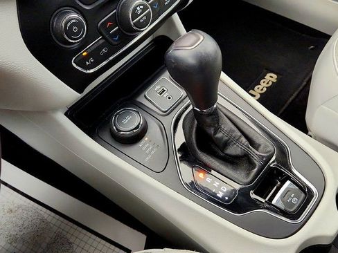 Used 2019 Jeep Cherokee Limited AWD/4WD image 16