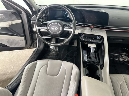 Used 2025 Hyundai Elantra Limited FWD image 17