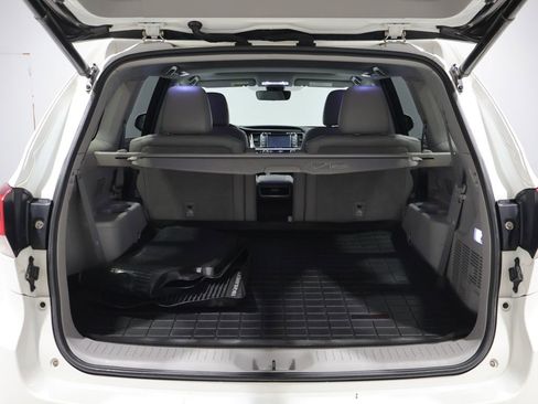 Used 2019 Toyota Highlander Limited AWD/4WD image 4