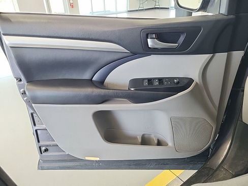 Used 2018 Toyota Highlander XLE image 8