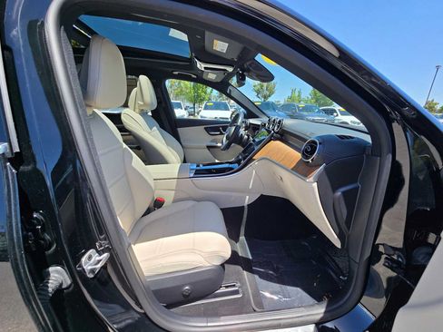 Used 2024 Mercedes-Benz GLC 300 4MATIC image 11