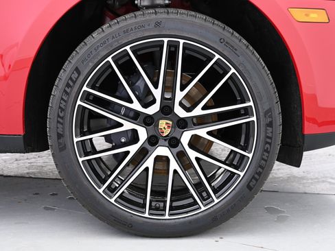 Used 2025 Porsche Macan image 18