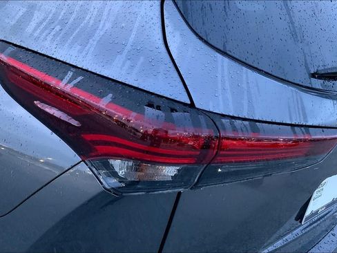 Used 2025 Toyota Highlander XLE FWD image 25