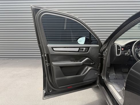 Certified 2023 Porsche Cayenne Platinum Edition AWD/4WD image 21