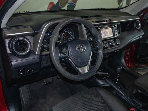 Used 2018 Toyota RAV4 LE FWD image 5