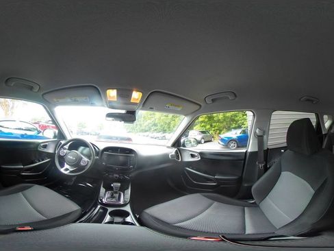 Used 2025 Kia Soul LX w/ LX Technology Package FWD image 40
