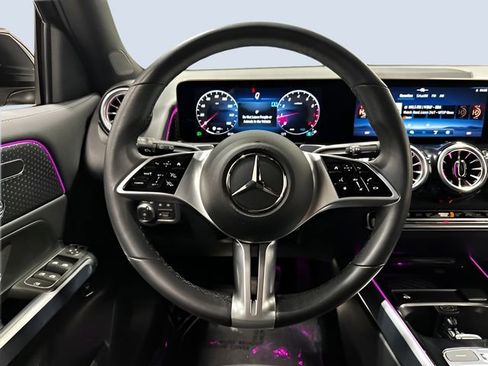 Used 2025 Mercedes-Benz GLB 250 4MATIC image 18