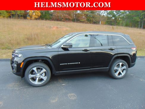 New 2025 Jeep Grand Cherokee Limited RWD image 2