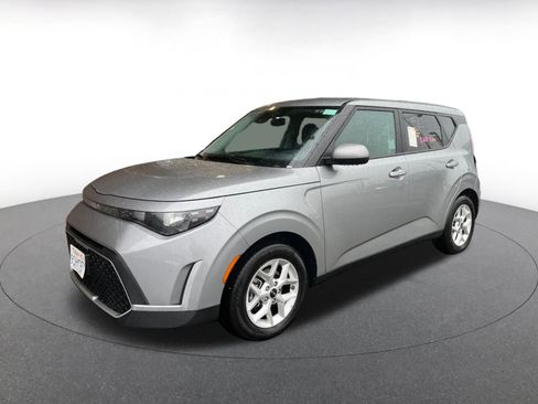 Used 2025 Kia Soul LX w/ LX Technology Package image 3