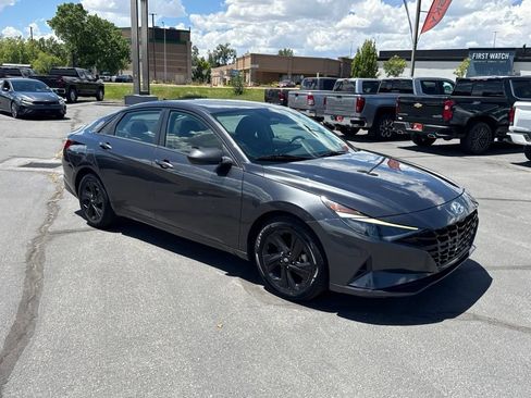 Used 2022 Hyundai Elantra SEL w/ Convenience Package FWD image 9