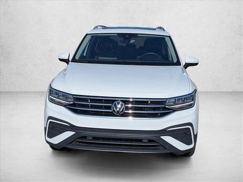 Used 2024 Volkswagen Tiguan SE image 2