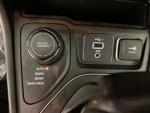 Used 2020 Jeep Cherokee Latitude w/ Cold Weather Group AWD/4WD image 25
