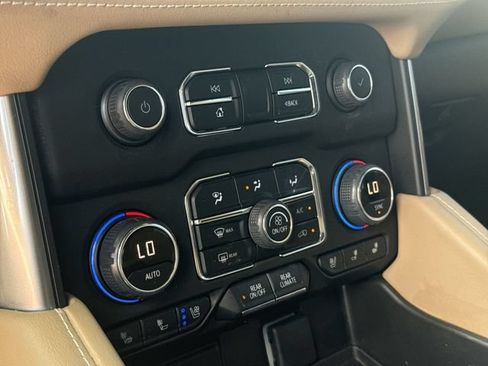 Used 2023 Chevrolet Suburban Premier RWD image 18