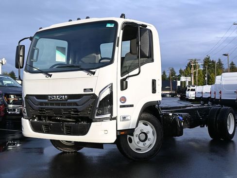 New 2025 Isuzu NPR HD image 2