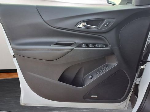 Used 2023 Chevrolet Equinox Premier image 17