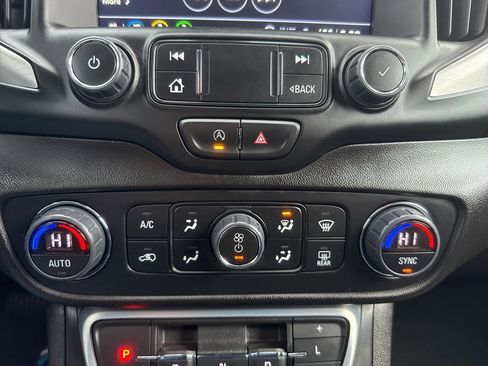 Used 2024 GMC Terrain SLT image 40