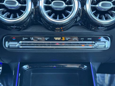 Used 2021 Mercedes-Benz GLB 250 4MATIC image 29