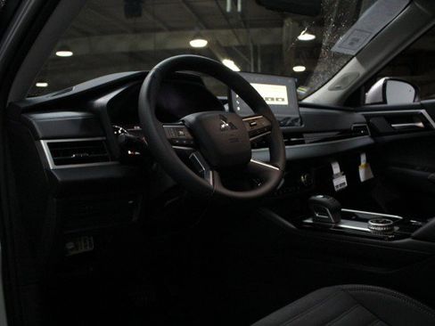 New 2025 Mitsubishi Outlander SE image 5