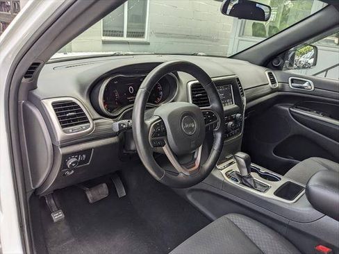 Used 2019 Jeep Grand Cherokee Laredo w/ Security & Convenience Group AWD/4WD image 9