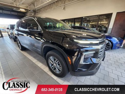 Used 2025 Chevrolet Traverse LT w/ Driver Confidence Package FWD image 1
