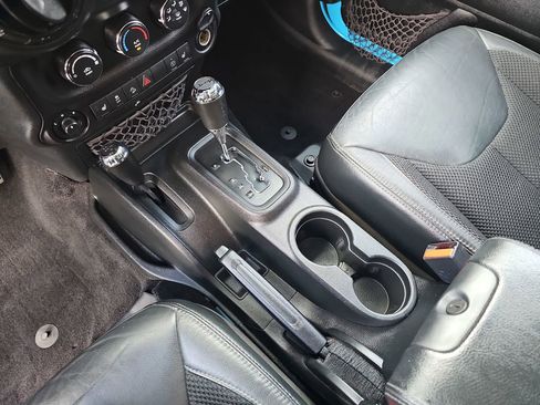 Used 2017 Jeep Wrangler Unlimited Sahara AWD/4WD image 27