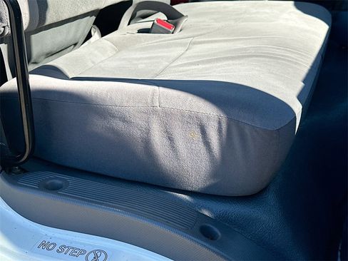 Used 2018 Isuzu NPR HD image 22