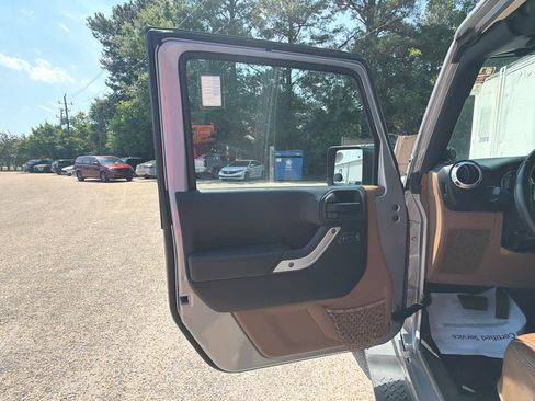 Used 2013 Jeep Wrangler Unlimited Sahara AWD/4WD image 18