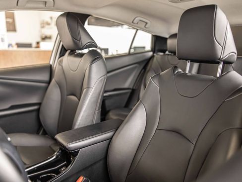 Used 2018 Toyota Prius Prime Premium image 19