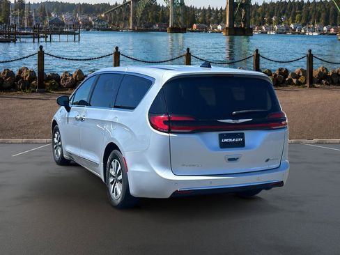Used 2023 Chrysler Pacifica Limited w/ Uconnect Theater Family Group FWD image 6