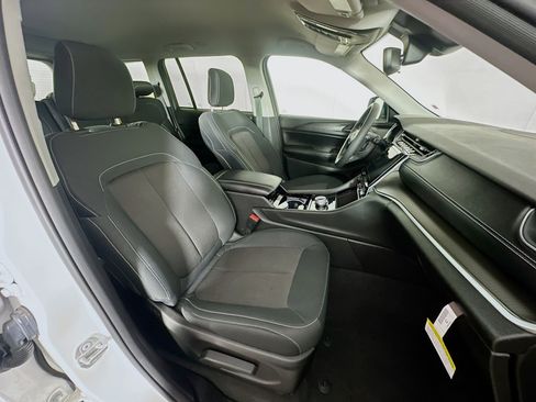 Used 2023 Jeep Grand Cherokee Laredo AWD/4WD image 29