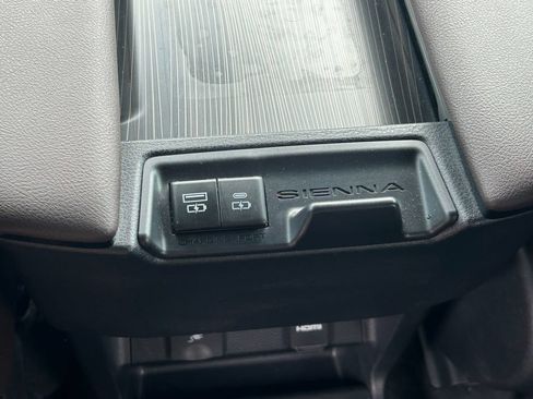 Used 2023 Toyota Sienna Platinum FWD image 24