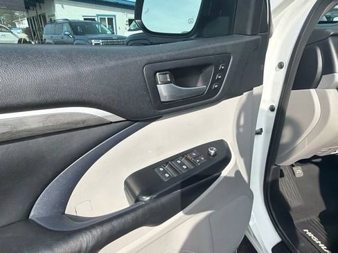 Used 2018 Toyota Highlander Limited AWD/4WD image 18