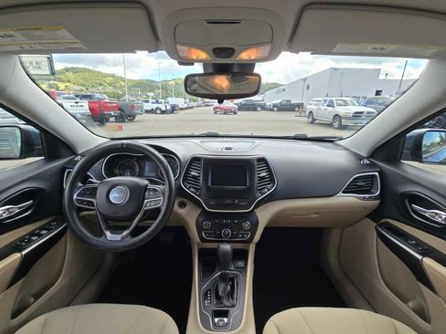 Used 2021 Jeep Cherokee Latitude FWD image 15