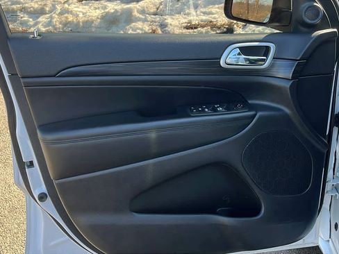 Used 2022 Jeep Grand Cherokee Laredo X image 9