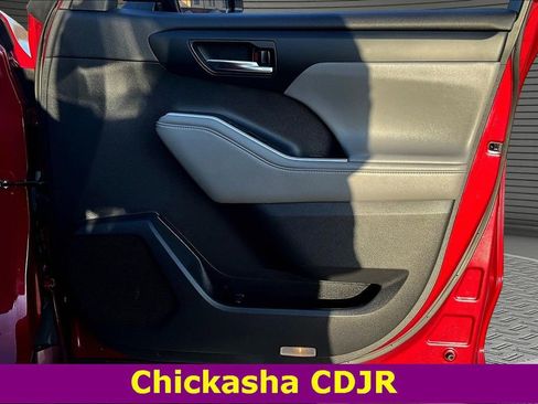 Used 2022 Toyota Highlander XLE image 27