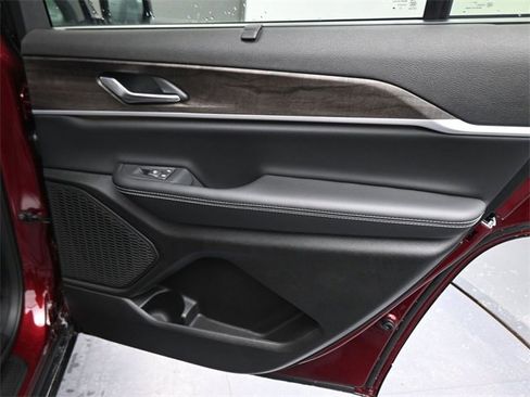 New 2025 Jeep Grand Cherokee L Limited image 36